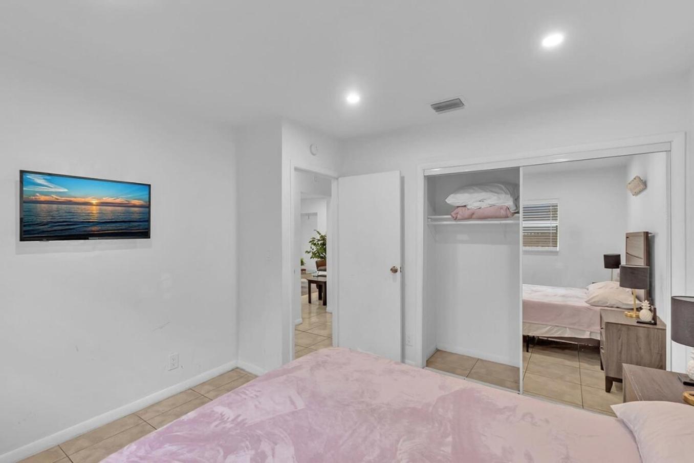 2 Bedroom House Minutes From Beach And Casino Db1 데이니아 비치 외부 사진