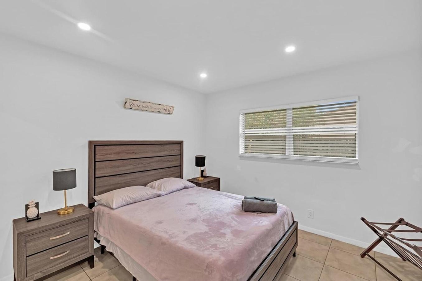 2 Bedroom House Minutes From Beach And Casino Db1 데이니아 비치 외부 사진
