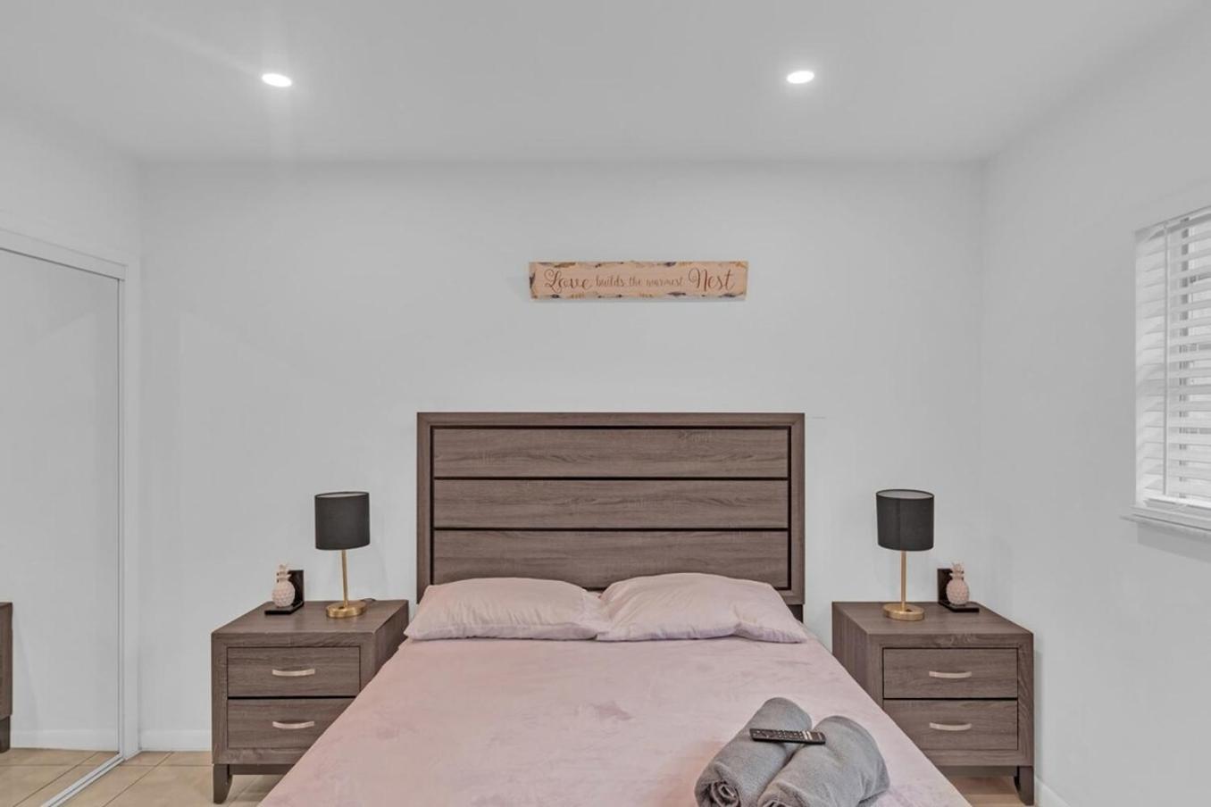 2 Bedroom House Minutes From Beach And Casino Db1 데이니아 비치 외부 사진