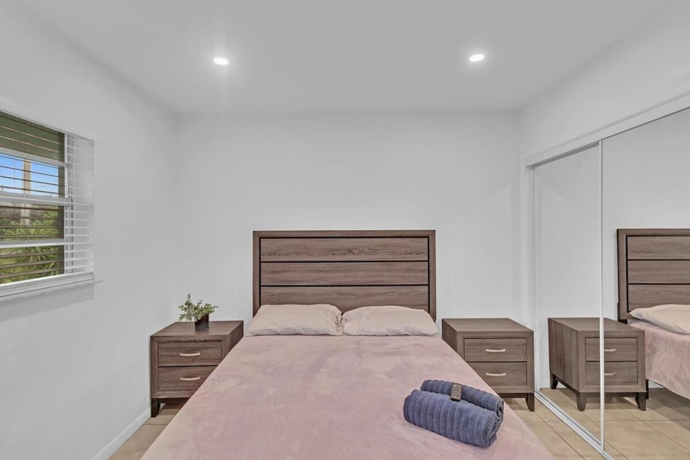 2 Bedroom House Minutes From Beach And Casino Db1 데이니아 비치 외부 사진