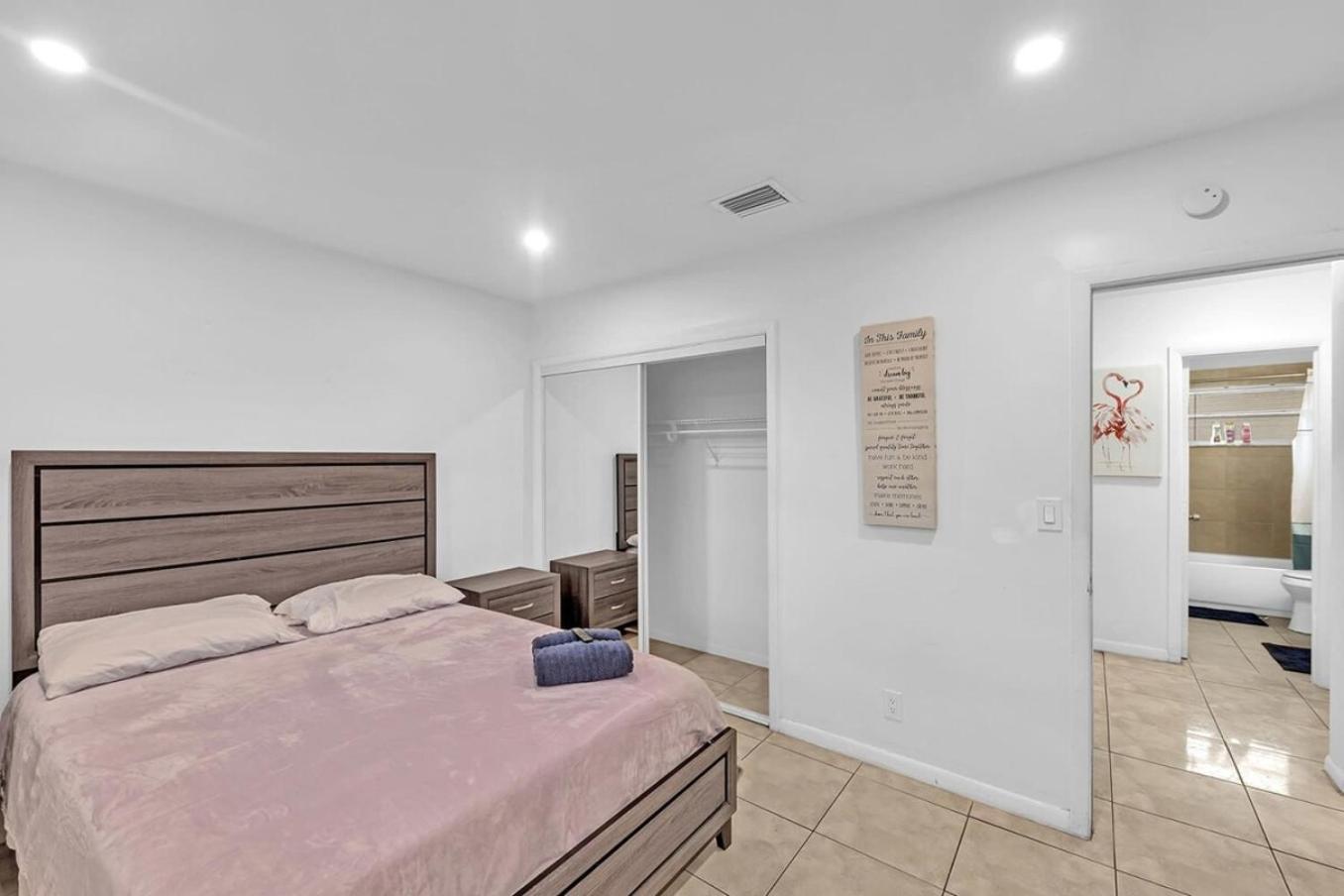 2 Bedroom House Minutes From Beach And Casino Db1 데이니아 비치 외부 사진