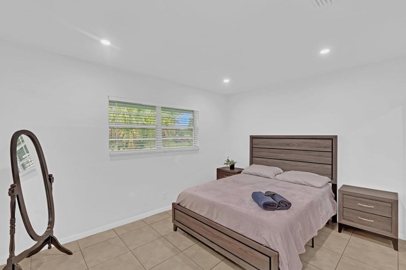 2 Bedroom House Minutes From Beach And Casino Db1 데이니아 비치 외부 사진