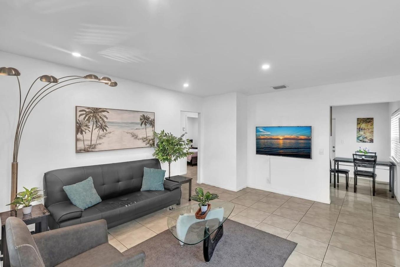 2 Bedroom House Minutes From Beach And Casino Db1 데이니아 비치 외부 사진