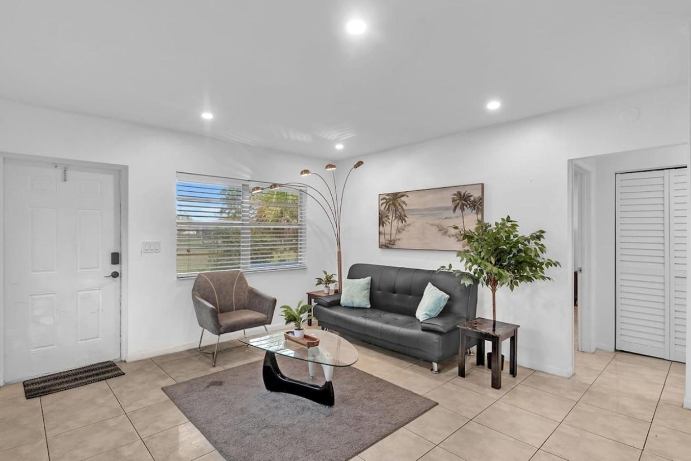 2 Bedroom House Minutes From Beach And Casino Db1 데이니아 비치 외부 사진