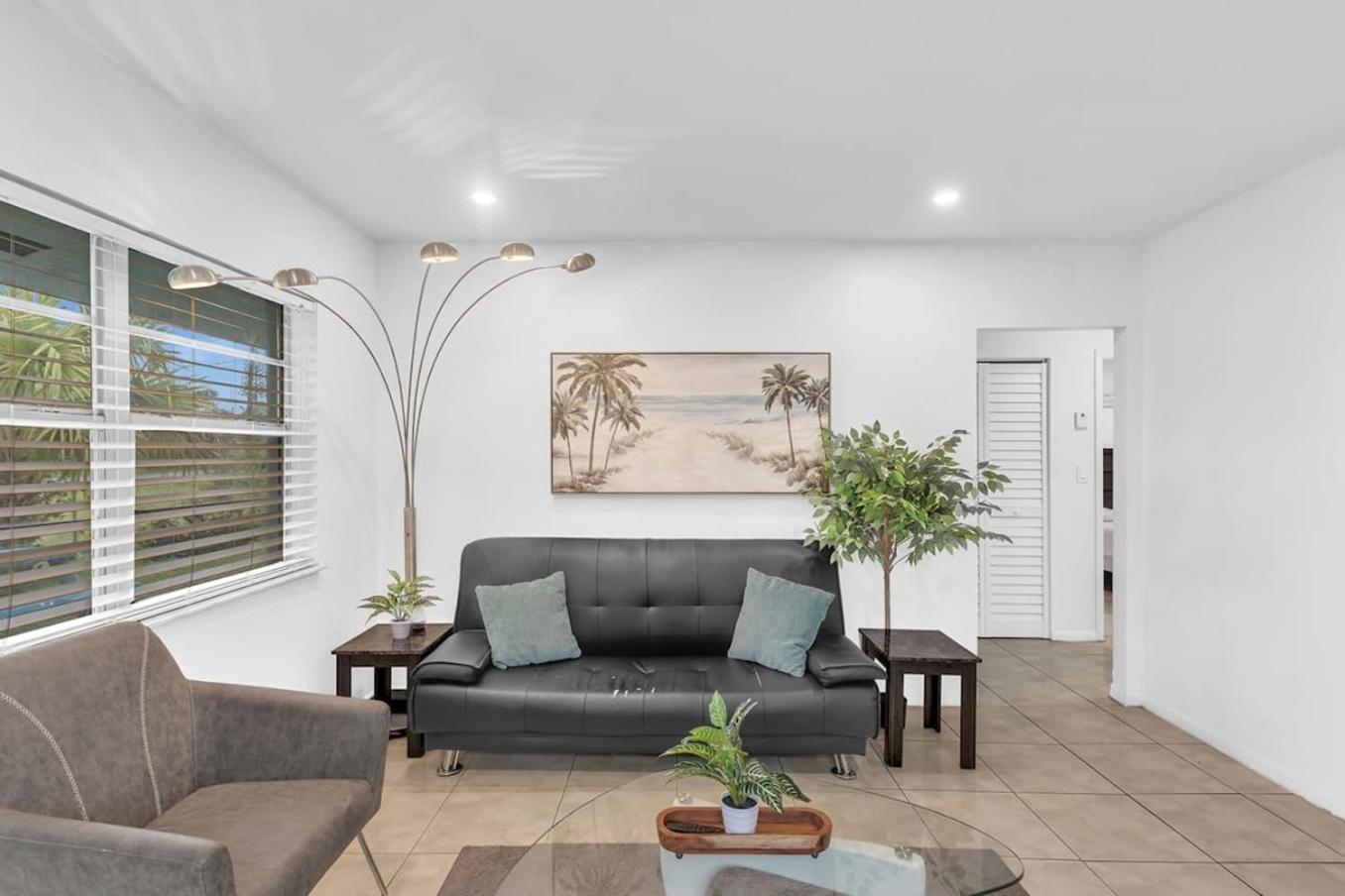 2 Bedroom House Minutes From Beach And Casino Db1 데이니아 비치 외부 사진