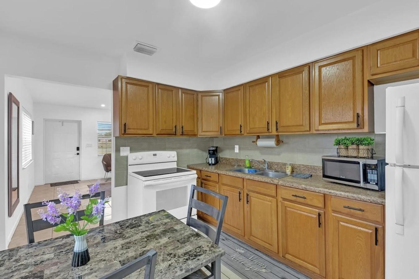 2 Bedroom House Minutes From Beach And Casino Db1 데이니아 비치 외부 사진